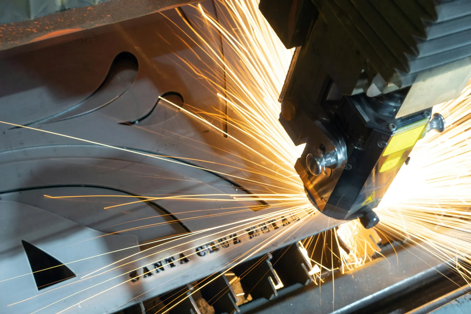 Fiber laser cutting for precise metal sheet processing